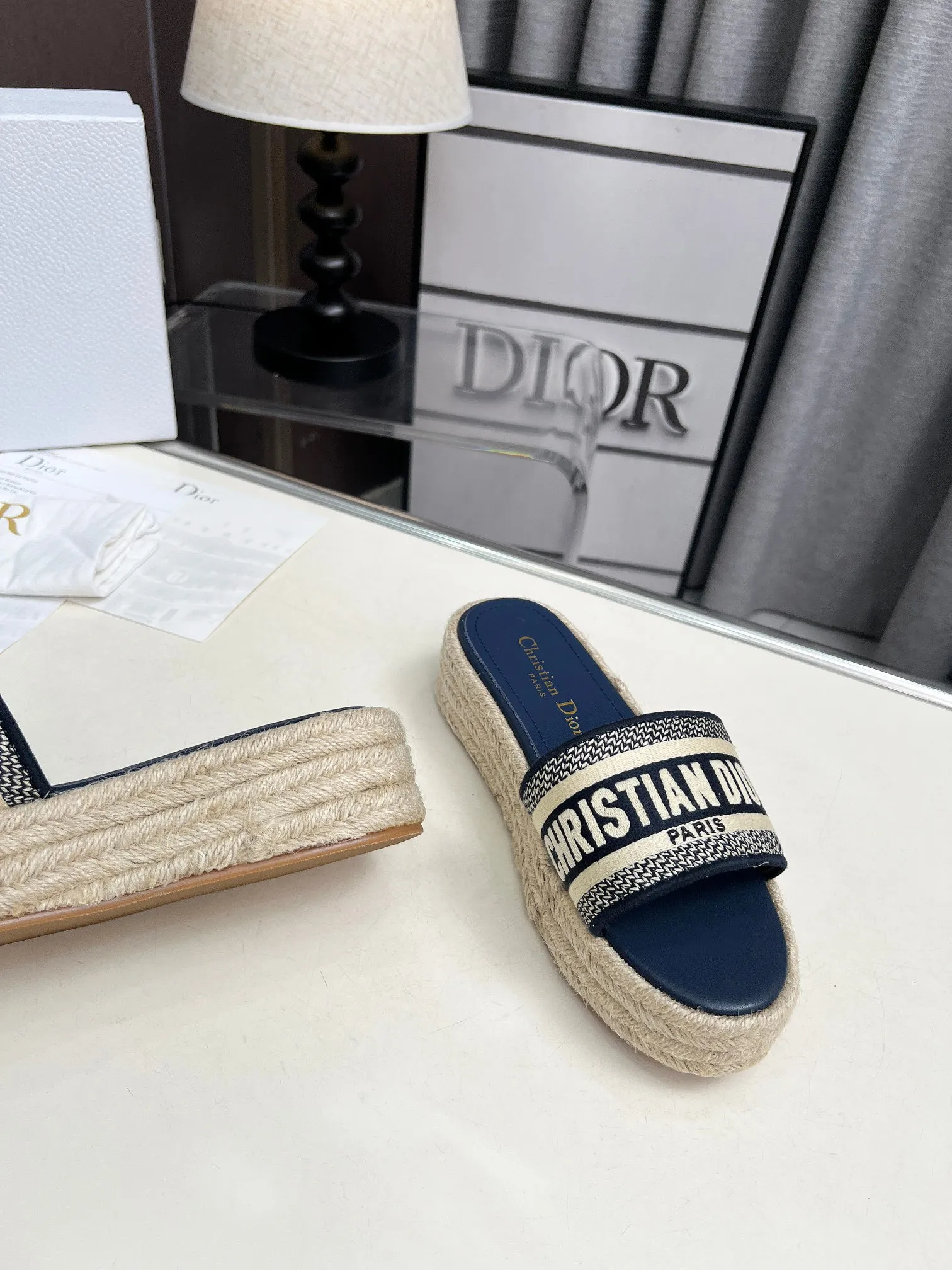 👟👟Ex-factory price 420👟👟 Dior's new spring and summer IVIETA DWAY jelly-colored flat-soled one-slip women's shoes with CD letter logo three-dimensional embroidery thick-soled round-toe open-toe slippers. The original version is developed to be the top version on the market. It feels soft and delicate on the feet and is extremely comfortable. Material: Upper imported raffia electric embroidery high-temperature water-soluble cotton technical fabric + water-dyed cowhide foot pad lining + original consistent combination outsole Outsole: original outsole Size: 35-42 (40.41.42 custom-made, non-refundable and non-exchangeable)